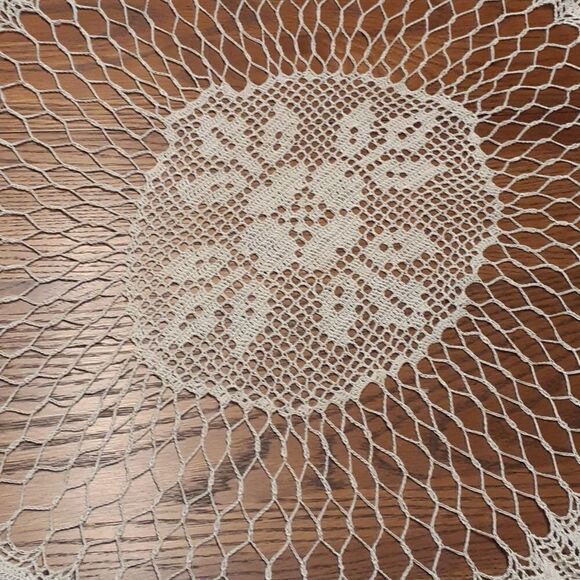 Gorgous vintage 45" hand crocheted ecru table cover - Picture 8 of 8
